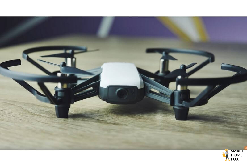 Die DJI Ryze Tello Mini-Drohne liegt auf dem Tisch